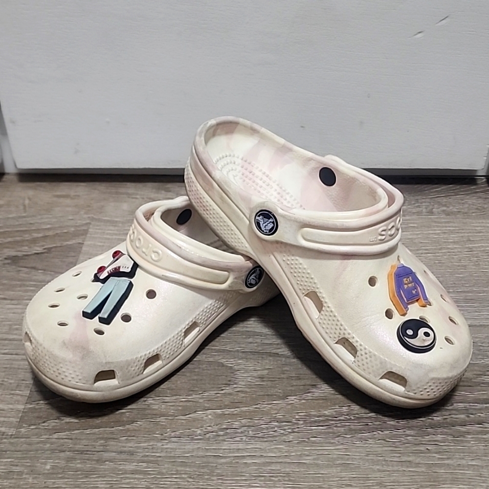Crocs white w charms